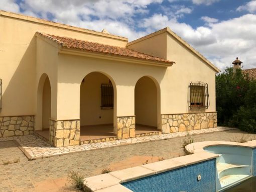 DETACHED VILLA WITH PLOT, GARAGE, POOL AND GARDEN. ARBOLEAS-ALMERIA 139.000€